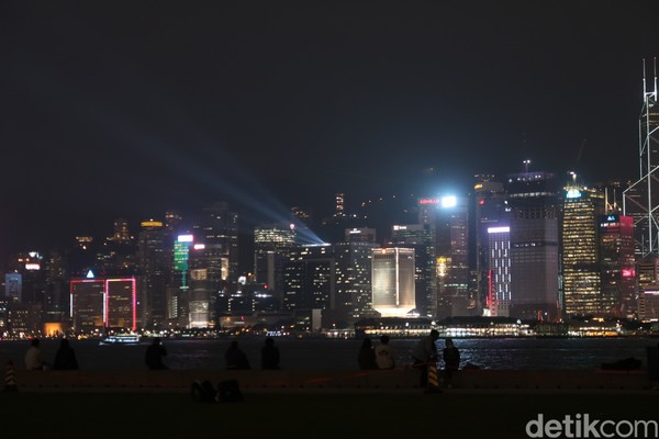 Pukul 20.00 waktu setempat, akan ada Laser light show dari seberang lautan. Pertunjukkan cahaya ini cukup populer dan jadi salah satu atraksi permanen Hong Kong. (bonauli/detikcom)