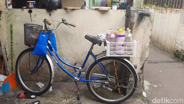 Wiwin, penjual jamu di Kota Bandung.