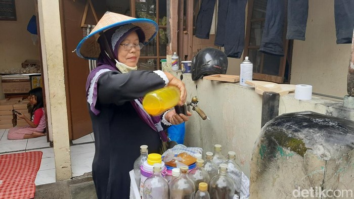 Wiwin, penjual jamu di Kota Bandung.
