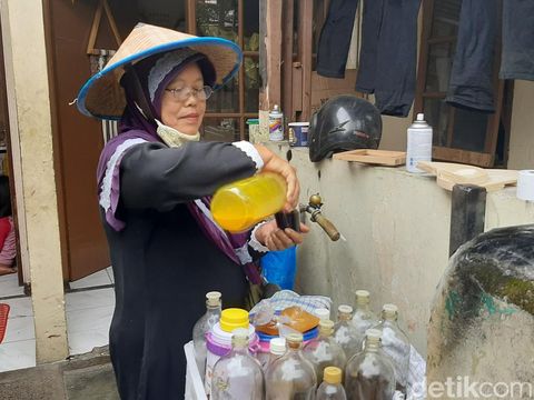 Wiwin, penjual jamu di Kota Bandung.
