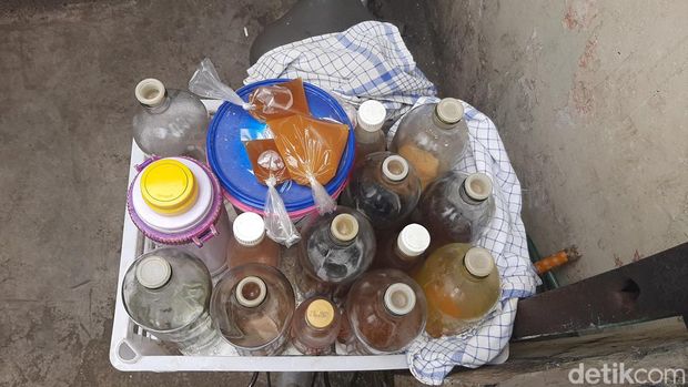 Wiwin, penjual jamu di Kota Bandung.