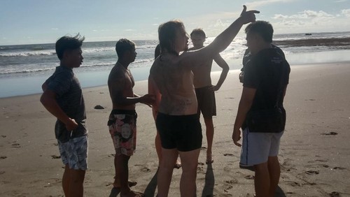 Para korban terseret arus di Pantai Pererenan, Kecamatan Mengwi, Badung, Rabu (8/3/2023).