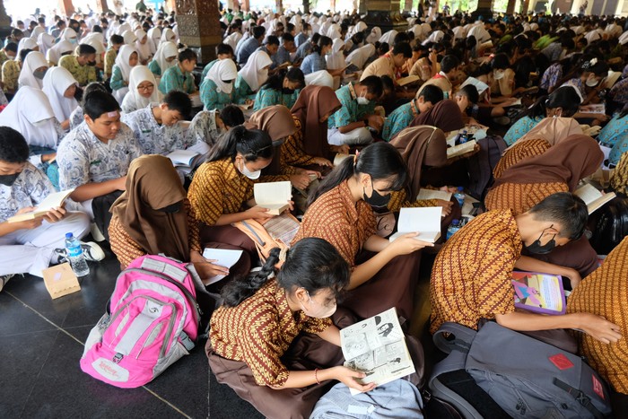 Siswa mengikuti acara Solo Membaca Buku Massal di Balai Kota Solo, Jawa Tengah, Kamis (9/3/2023). Acara yang diikuti 1.500 siswa tersebut digelar sebagai upaya membangun kembali semangat literasi bagi masyarakat di Kota Solo, terutama pelajar. ANTARAFOTO/Maulana Surya/hp.