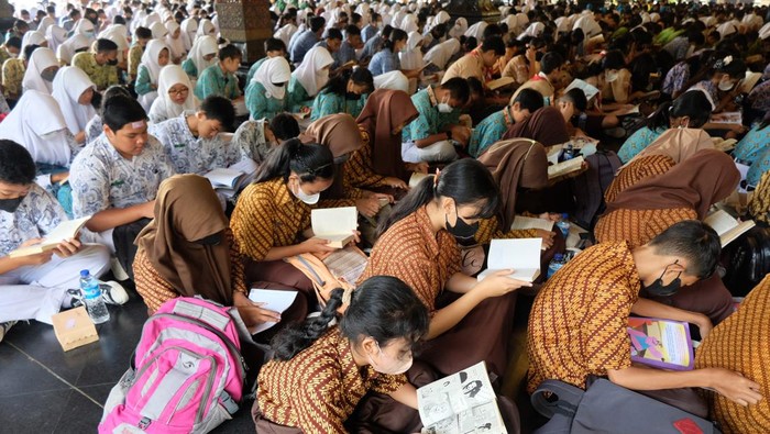 Siswa mengikuti acara Solo Membaca Buku Massal di Balai Kota Solo, Jawa Tengah, Kamis (9/3/2023). Acara yang diikuti 1.500 siswa tersebut digelar sebagai upaya membangun kembali semangat literasi bagi masyarakat di Kota Solo, terutama pelajar. ANTARAFOTO/Maulana Surya/hp.