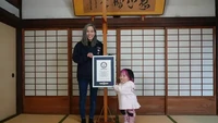 Yoshie dan Michie Kikuchi dinobatkan oleh Guinness World Record sebagai saudara kembar non-identik dengan perbedaan tinggi badan terbesar, yaitu setinggi 75 cm. Tinggi Yoshie adalah 162,5 cm sedangkan Michie tingginya 87,5 cm. (Foto: Guinness World Records)