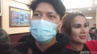 Sang adik, Aditya Zoni, tampak datang ke Polres Metro Jakarta Selatan.