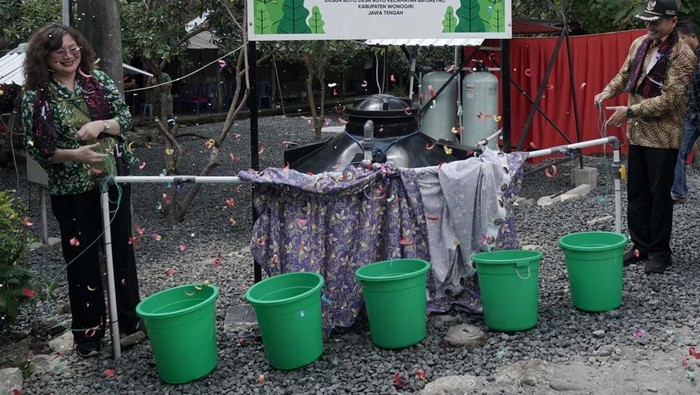 Warga Desa Boto, Baturetno, Wonogiri, Jawa Tengah, kini dapat menikmati air bersih dengan mudah. Pengadaan air bersih ini bagian dari CSR PT Kalbe Farma.