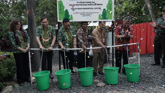 Warga Desa Boto, Baturetno, Wonogiri, Jawa Tengah, kini dapat menikmati air bersih dengan mudah. Pengadaan air bersih ini bagian dari CSR PT Kalbe Farma.