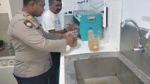 Kapolsek Komodo, AKP Ivans Drajat saat melakukan pemeriksaan air tercemar di SPAM Wae Mese