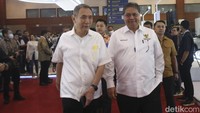 Airlangga Hartarto berjalan bersama Jusuf Hamka saat mengunjungi booth-booth pameran.