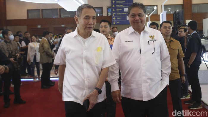 Airlangga Hartarto berjalan bersama Jusuf Hamka