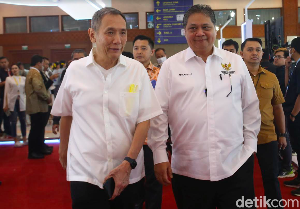 Airlangga Hartarto dan Jusuf Hamka sambangi pameran mobil GJAW 2023.