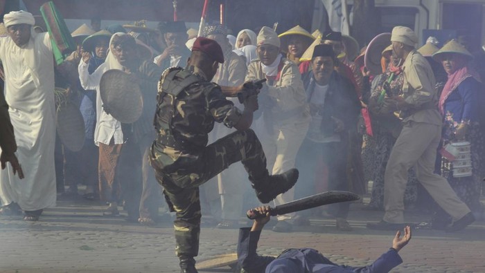 Sejumlah pegawai Organisasi Perangkat Daerah (OPD) mementaskan drama teatrikal Resolusi Rakyat Bekasi 1950 di Alun-Alun M Hasibuan, Bekasi, Jawa Barat, Jumat (10/3/2023). Drama teatrikal yang disutradarai Aki Maja menceritakan sejarah berdirinya Bekasi yang diperankan oleh 400 OPD di wilayah tersebut dalam rangka memperingati HUT ke-26 Bekasi.