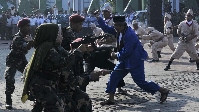 Sejumlah pegawai Organisasi Perangkat Daerah (OPD) mementaskan drama teatrikal Resolusi Rakyat Bekasi 1950 di Alun-Alun M Hasibuan, Bekasi, Jawa Barat, Jumat (10/3/2023). Drama teatrikal yang disutradarai Aki Maja menceritakan sejarah berdirinya Bekasi yang diperankan oleh 400 OPD di wilayah tersebut dalam rangka memperingati HUT ke-26 Bekasi.