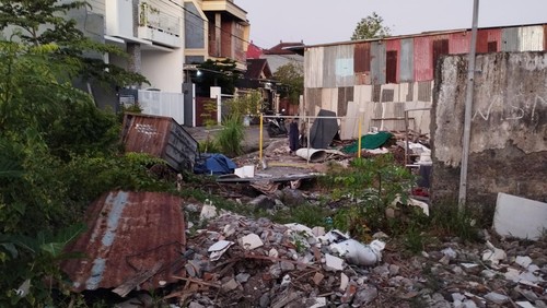 WNA Suriah pemilik KTP Bali beralamat di lahan kosong penuh puing di Jalan Kerta Dalem Sari IV, Sidakarya, Denpasar Selatan.