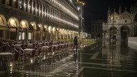 Pemandangan yang menunjukkan Alun-alun Saint Mark yang banjir di Venesia, Italia, Kamis (9/3/2023).  