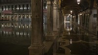 Akibat banjir, alun-alun tampak kosong.  