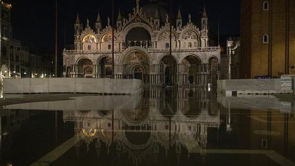 Diketahui Saint Marks Square ini merupakan alun-alun utama dan terbesar di Venesia yang kaya akan sejarah di kelilingi oleh arsitektur hebat.    