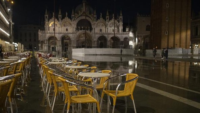 Alun-alun Terbesar di Venesia Kosong Melompong Gegara Banjir VENICE, ITALY - MARCH 9: The St. Marks basilica was sorrounded by water during the high tide in Venice, Italy, on March 9, 2023.
The high tide or