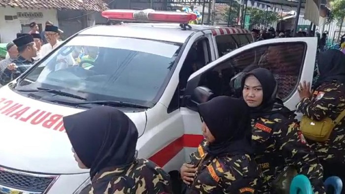 Ambulans membawa jenazah siswa SMPN yang tewas diduga sebagai korban tawuran pelajar, Kamis (9/3/2023). Korban merupakan anak anggota DPRD Kabupaten Tegal.