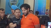 Suami Irish Bella itu sempat berkaca-kaca saat mengucapkan maaf untuk sang istri atas kasusnya.