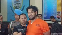 Ammar Zoni harus berjauhan dengan keluarga karena mendekam di sel Polres Metro Jakarta Selatan akibat mengonsumsi narkoba. Foto: Ahsan Nurrijal/detikHOT