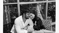 Seperti momen yang satu ini, bak pasangan muda Ammar Zoni dan Irish Bella mengunjungi restoran tinggi dengan pemandangan city light. Foto: Instagram @ammarzoni