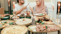Momen makan bersama ini juga penuh kehangatan. Ammar Zoni dan Irish Bella terlihat kompak saat makan di rumah. Berbagai hidangan pun memenuhi meja makan. Foto: Instagram @ammarzoni