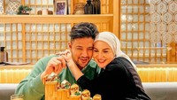 Mengunjungi restoran sushi, Ammar Zoni dan Irish Bella memesan sushi yang disajikan menggunakan tangga seperti ini. Foto: Instagram @ammarzoni