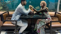 Momen kuliner Ammar Zoni dan Irish Bella pun selalu unik. Seperti yang satu ini, mereka makan di restoran dalam laut sehingga bisa lihat pemandangan ikan berenang. Foto: Instagram @ammarzoni