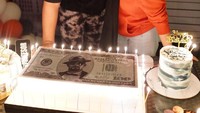 Ini adalah momen Irish Bella ketika memberikan kejutan ulang tahun untuk Ammar Zoni. Tak lupa kue ulang tahun yang desainnya mencuri perhatian ini. Foto: Instagram @ammarzoni