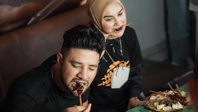 Ammar Zoni dan Irish Kompak Saat Bisnis Kuliner dan Makan Bareng