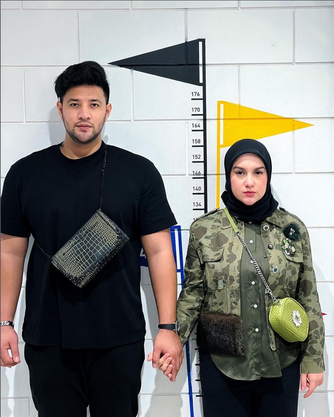 Hingga akhirnya pada Senin (6/11/2023), Irish Bella mengajukan gugatan cerai terhadap Ammar Zoni di Pengadilan Agama Depok. Sidang perceraian pertama mereka digelar pada Kamis (16/11/2023), namun hanya dihadiri kuasa hukum Irish Bella. Kini Majelis Hakim meminta Irish Bella dan Ammar Zoni hadir pada sidang lanjutan yang akan digelar pada Kamis (23/11/2023). Foto: Instagram/@_irishbella_