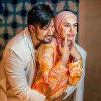 Sementara itu Instagram Ammar Zoni digeruduk netizen. Mereka menyayangkan perbuatan sang aktor yang kembali terjerat narkoba. “Padahal ngeliat kehidupan keluarga mereka adem ayem, seneng, hepi.. dibalik itu semua ga ada yang tau... semoga mjd pelajaran buat bang amar, kasihan ka irish,” tulis salah satu netizen. Foto: Instagram/@_irishbella_