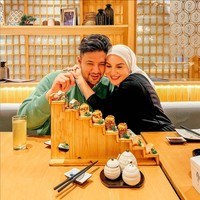 Keduanya tampak kompak saat berpose mesra dan akrab. Baik ketika liburan, jalan ke mall atau makan berdua. Foto: Instagram/@_irishbella_