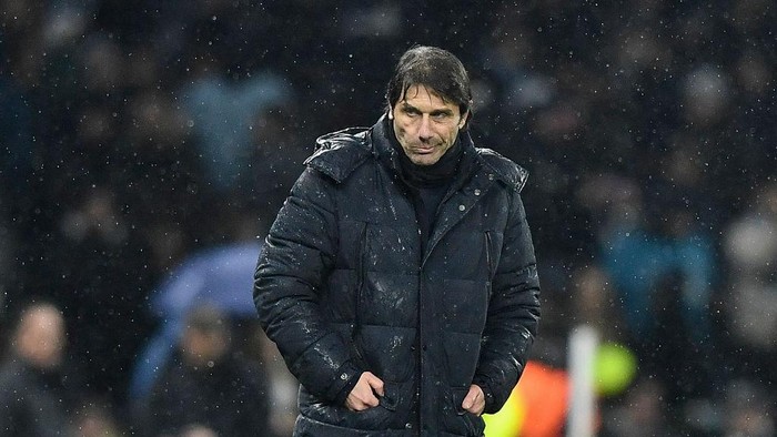 LONDON, ENGLAND - MARCH 08: head coach Antonio Conte of Tottenham Hotspur looks dejected after the UEFA Champions League round of 16 leg two match between Tottenham Hotspur and AC Milan at Tottenham Hotspur Stadium on March 8, 2023 in London, United Kingdom. (Photo by Vincent Mignott/DeFodi Images via Getty Images)