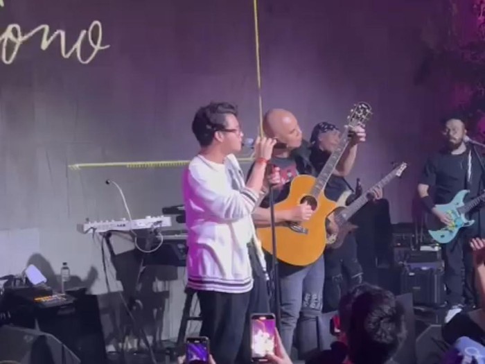 Ardhito Pramono manggung bareng Dewa 19.