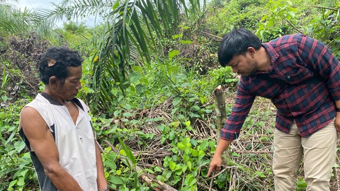 Arpandi (44) saat mengikuti rekonstruksi pembunuhan yang dilakukannya (Foto: Istimewa)