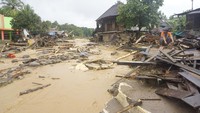 Banjir bandang yang terjadi sejak Kamis (9/3) mengakibatkan 25 rumah hanyut, 15 rumah rusak, dan 160 orang mengungsi ke tempat pengungsian.