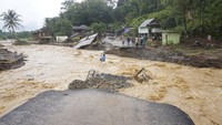 Menurut informasi terkini, sejumlah wilayah terdampak banjir bertambah. Akibat banjir bandang di Lahat dilaporkan ada orang hanyut dan tewas tertimbun longsor.