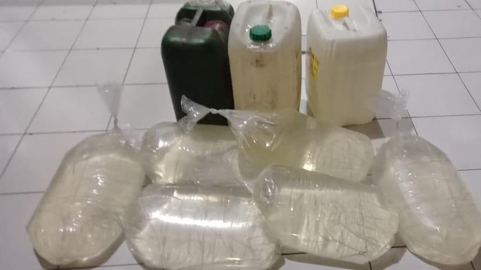 Barang bukti miras diamankan dari pelaku di Bitung, Sulut.