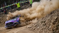 Pebalap mobil saling bersaing di Kejuaraan Reli Dunia FIA Portugal. (Massimo Bettiol/Getty Images)  