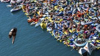 Pelompat indah terjun dari ketinggian saat berkompetisi di Red Bull Cliff Diving World, Sisikon, Swiss. (Romina Amato/Getty Images)  