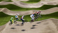 Sejumlah pengendara sepeda saling melompat selama babak final BMX Wanita 2 di Tokyo, Jepang. (Ezra Shaw/Getty Images)  