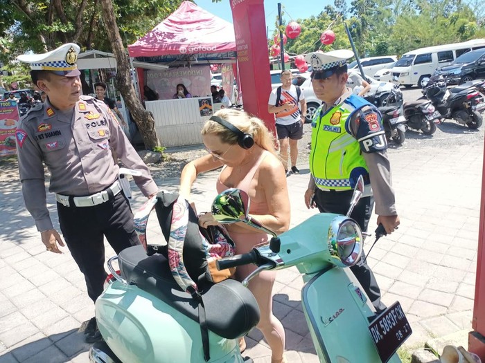 Viral bule mendebat polisi saat dihentikan oleh petugas di Jalan Tibubeneng, Kecamatan Kuta Utara, Kabupaten Badung.