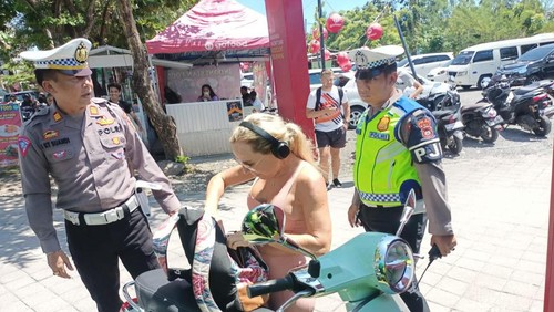 Viral bule mendebat polisi saat dihentikan oleh petugas di Jalan Tibubeneng, Kecamatan Kuta Utara, Kabupaten Badung.