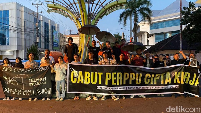 Buruh di Manado saat menggelar demo penolakan Perppu Ciptaker.