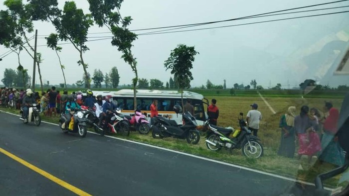 bus harapan jaya tercebur sawah kediri