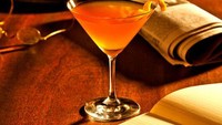 Ber Hemingway di Paris, Perancis populer menyajikan cocktail Sultan. Untuk bisa memesan segelas cocktail bernama Sidecar pengunjung harus merogoh kocek Rp 23 Juta. Foto: Travel and Leisure