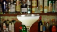 Putih seperti susu, cocktail ini adalah sajian terbaik dari American Bar, Mayfair, London. Untuk memesan segelas White Lady ini dibutuhkan biaya Rp 2,3 juta. Foto: Travel and Leisure